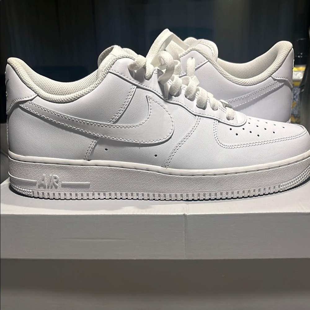 Nike White Sneakers with Leather Upper and Cushioned Midsole